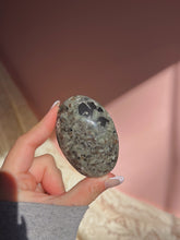 Load image into Gallery viewer, Yooperlite palmstone (glows under UV)

