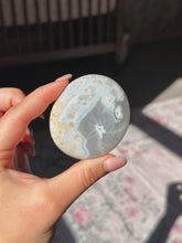 Load image into Gallery viewer, Flower agate palmstone
