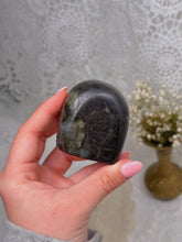 Load image into Gallery viewer, Labradorite freeform
