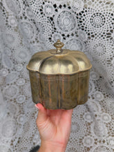 Load image into Gallery viewer, Vintage trinket box
