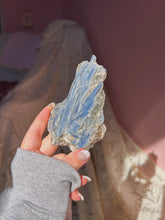 Load image into Gallery viewer, AA quality kyanite specimen
