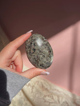 Load image into Gallery viewer, Yooperlite palmstone (glows under UV)
