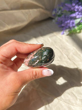 Load image into Gallery viewer, Veinless ocean jasper palmstone
