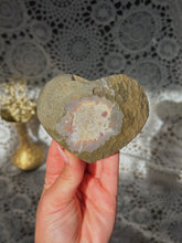 Load image into Gallery viewer, Sugar druzy amethyst heart

