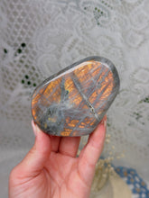 Load image into Gallery viewer, Labradorite freeform
