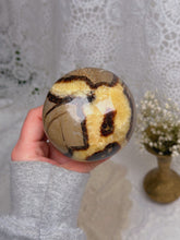 Load image into Gallery viewer, Septarian mushroom (UV reactive)
