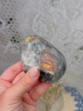 Load image into Gallery viewer, Labradorite freeform
