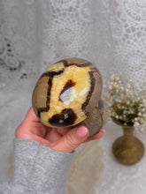 Load image into Gallery viewer, Septarian mushroom (UV reactive)
