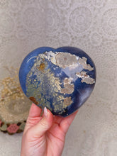 Load image into Gallery viewer, Druzy agate heart
