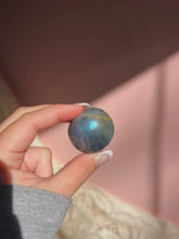 Load image into Gallery viewer, Labradorite palmstone
