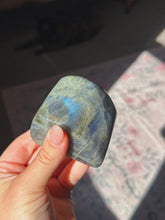Load image into Gallery viewer, Labradorite freeform
