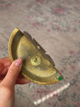 Load image into Gallery viewer, Vintage Brass sand dollar
