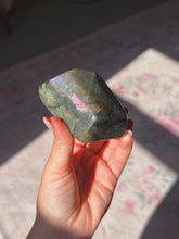 Load image into Gallery viewer, Labradorite freeform
