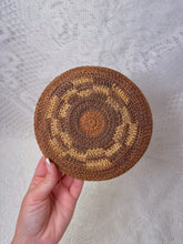 Load image into Gallery viewer, Vintage basket

