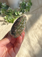 Load image into Gallery viewer, Veinless ocean jasper palmstone
