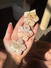 Load image into Gallery viewer, Crazy lace agate flowers
