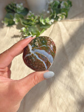 Load image into Gallery viewer, Veinless ocean jasper palmstone
