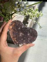 Load image into Gallery viewer, Druzy amethyst heart

